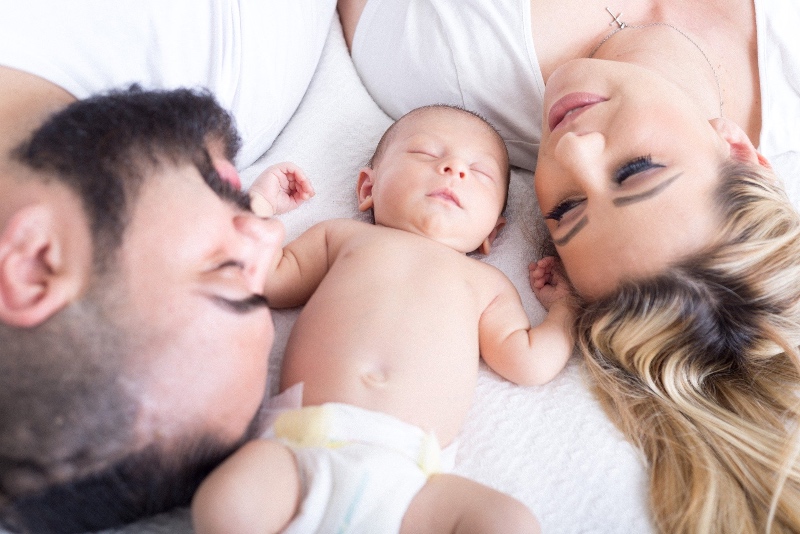 Schlafende Familie Mama Papa Baby