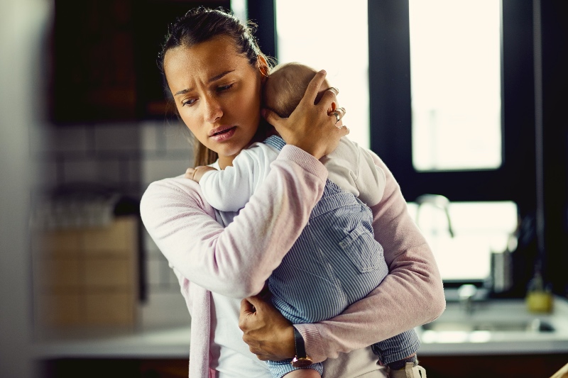 Mama und Schreibaby Schreikind mit Mutter